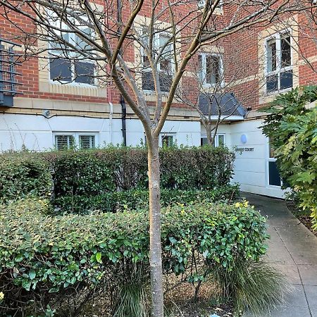 Apartamento Modern 2 Bed Apt In Egham High Street, With Private Parking And Wifi Exterior foto