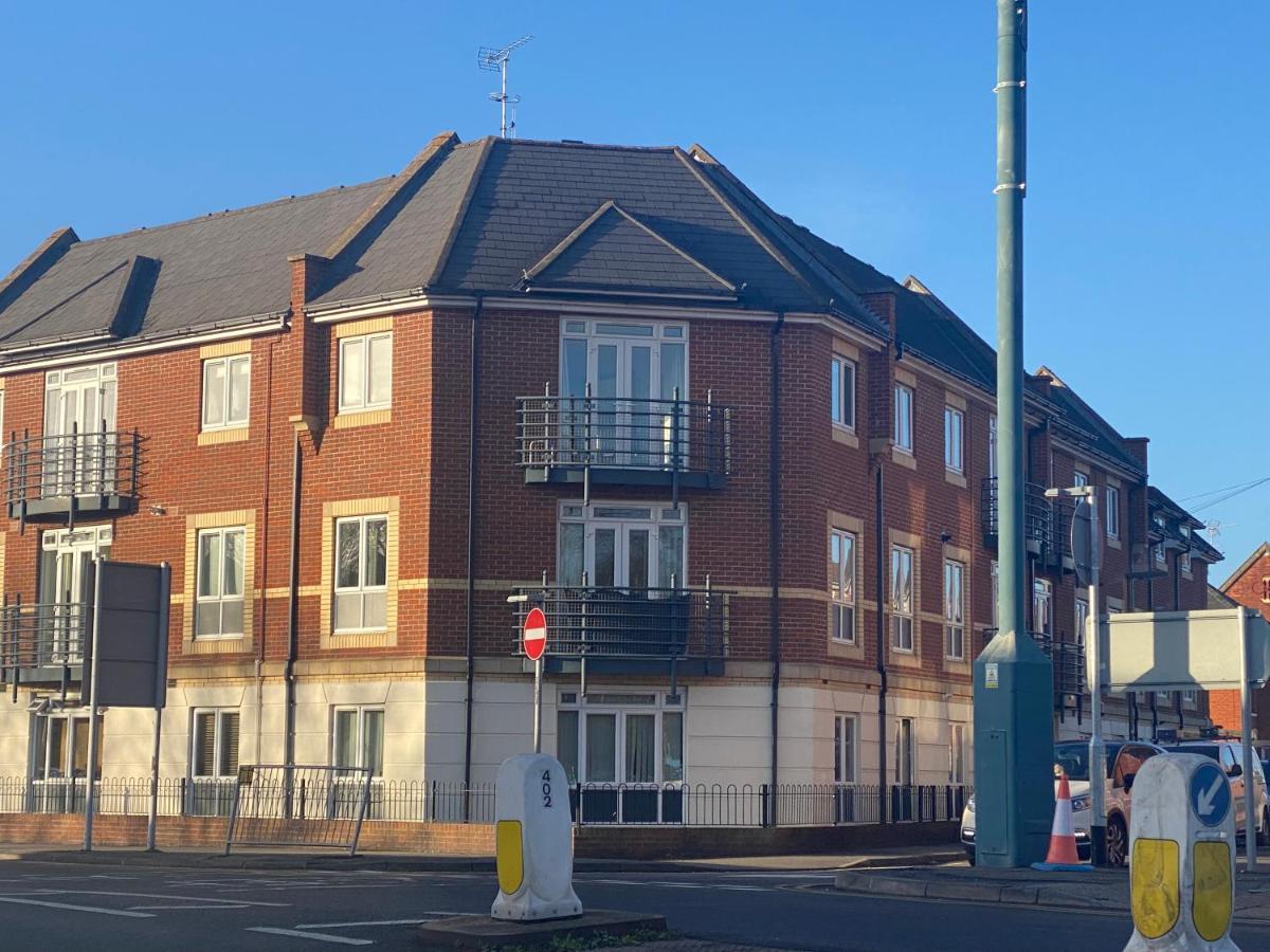Apartamento Modern 2 Bed Apt In Egham High Street, With Private Parking And Wifi Exterior foto