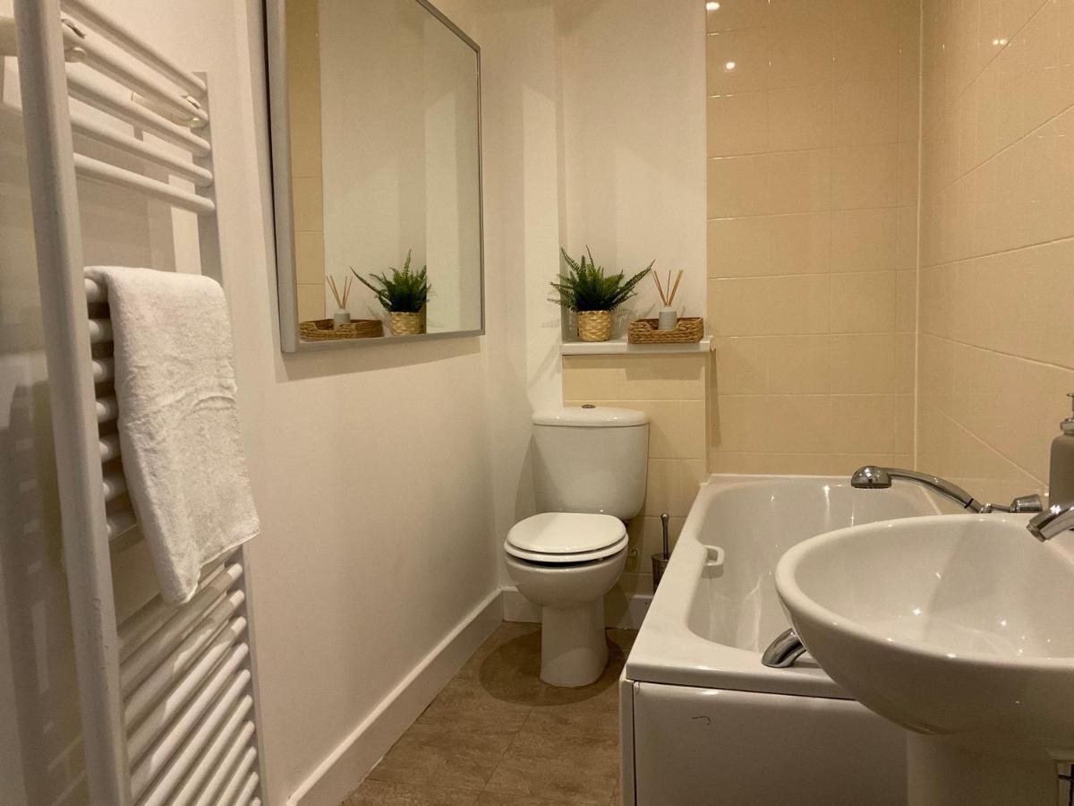 Apartamento Modern 2 Bed Apt In Egham High Street, With Private Parking And Wifi Exterior foto