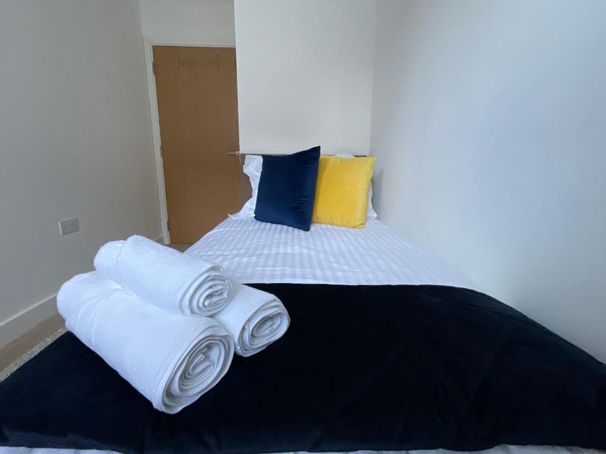 Apartamento Modern 2 Bed Apt In Egham High Street, With Private Parking And Wifi Exterior foto