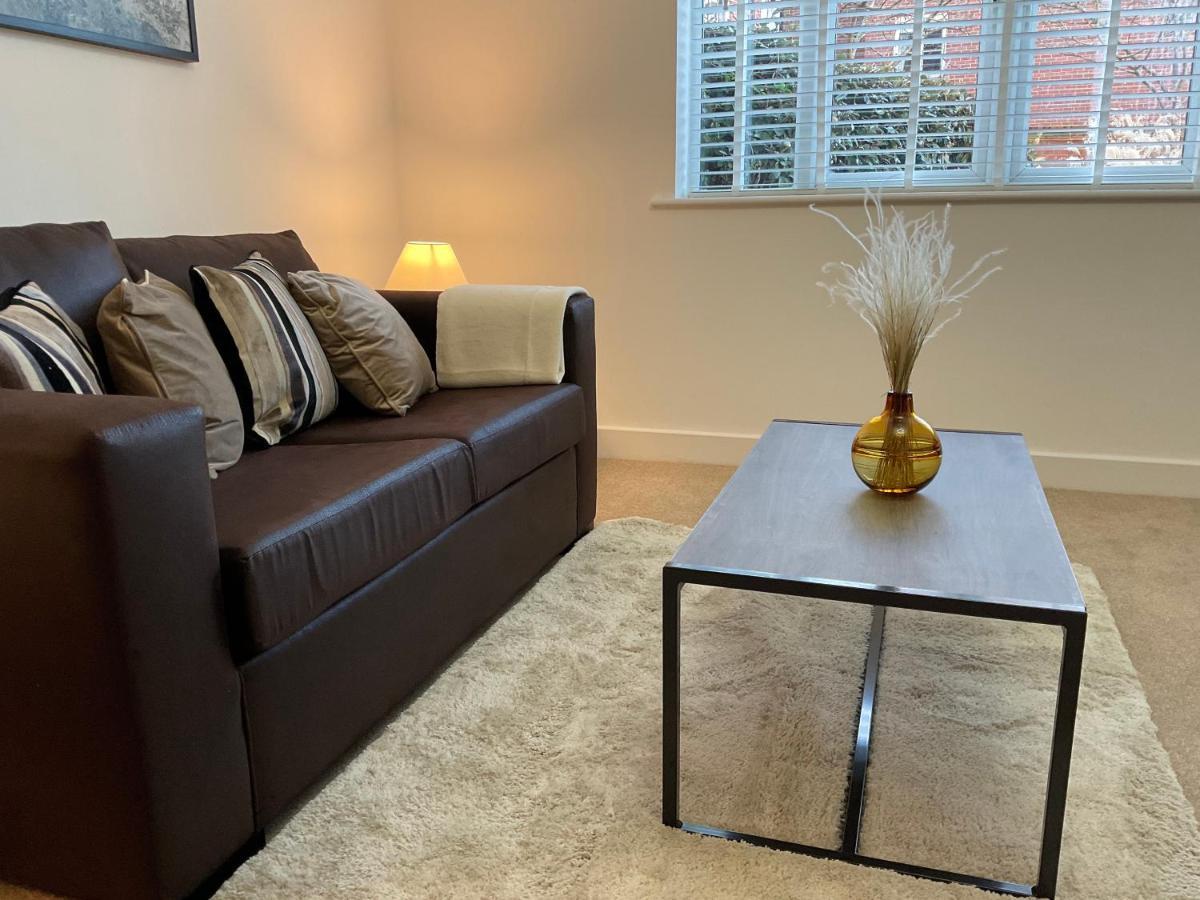 Apartamento Modern 2 Bed Apt In Egham High Street, With Private Parking And Wifi Exterior foto