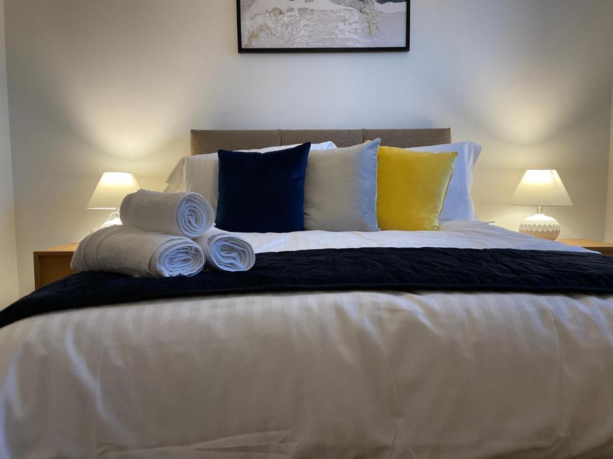 Apartamento Modern 2 Bed Apt In Egham High Street, With Private Parking And Wifi Exterior foto