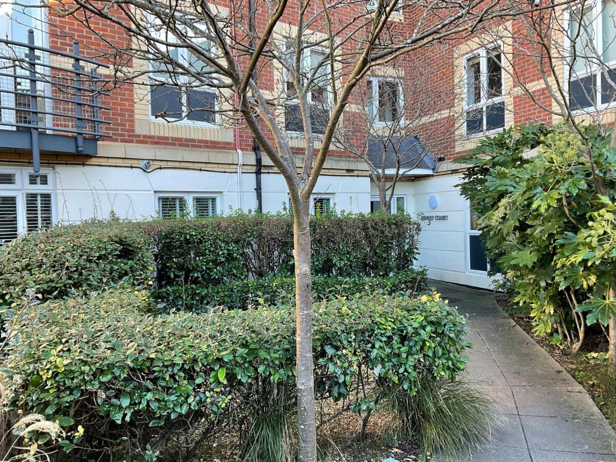Apartamento Modern 2 Bed Apt In Egham High Street, With Private Parking And Wifi Exterior foto