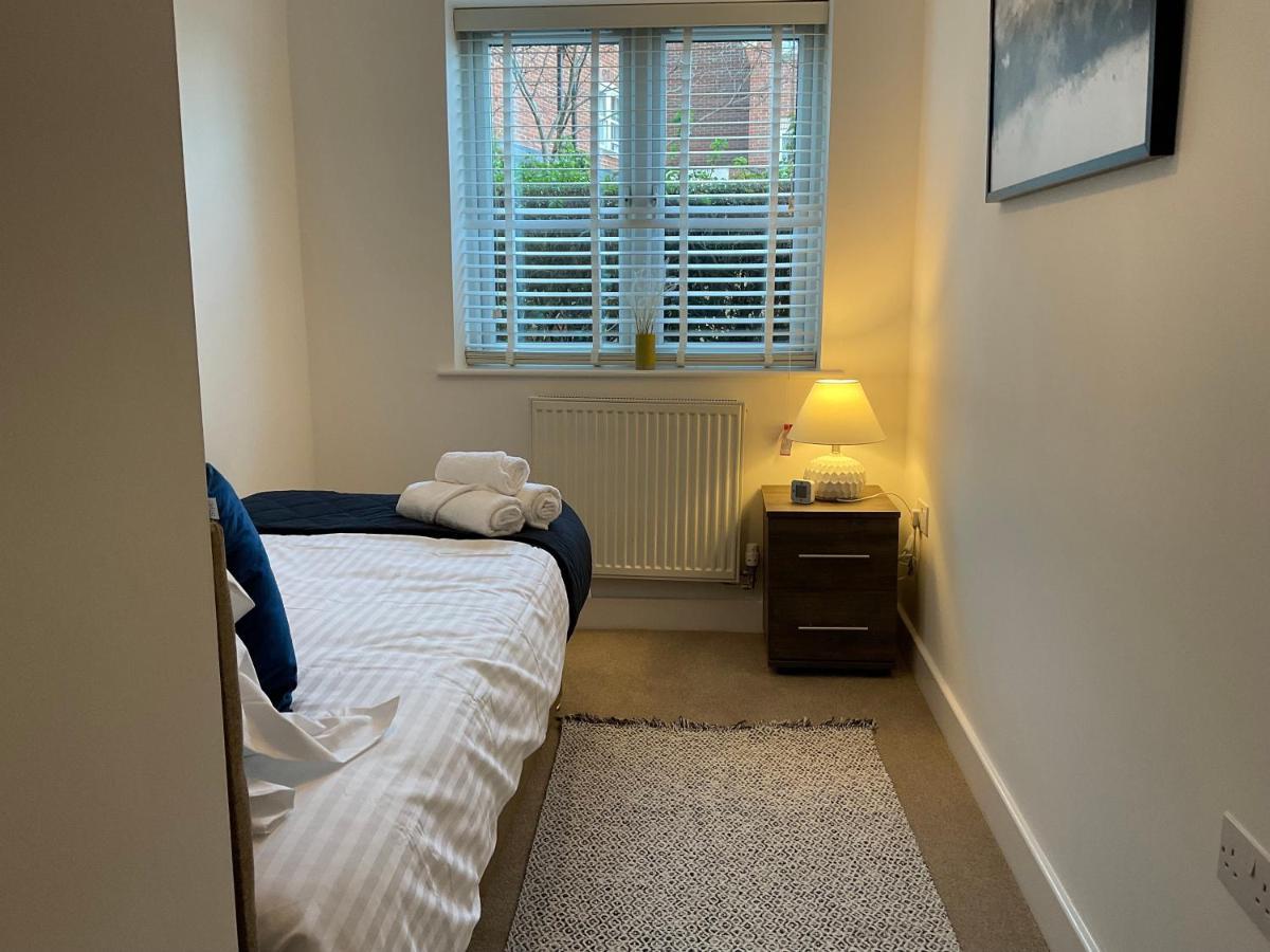 Apartamento Modern 2 Bed Apt In Egham High Street, With Private Parking And Wifi Exterior foto