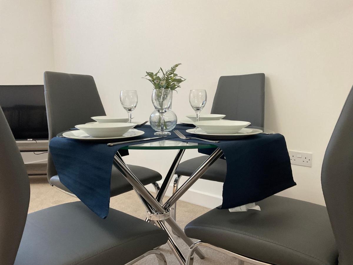 Apartamento Modern 2 Bed Apt In Egham High Street, With Private Parking And Wifi Exterior foto