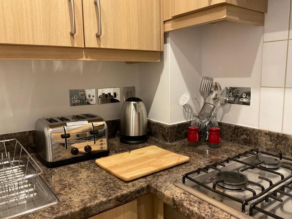 Apartamento Modern 2 Bed Apt In Egham High Street, With Private Parking And Wifi Exterior foto