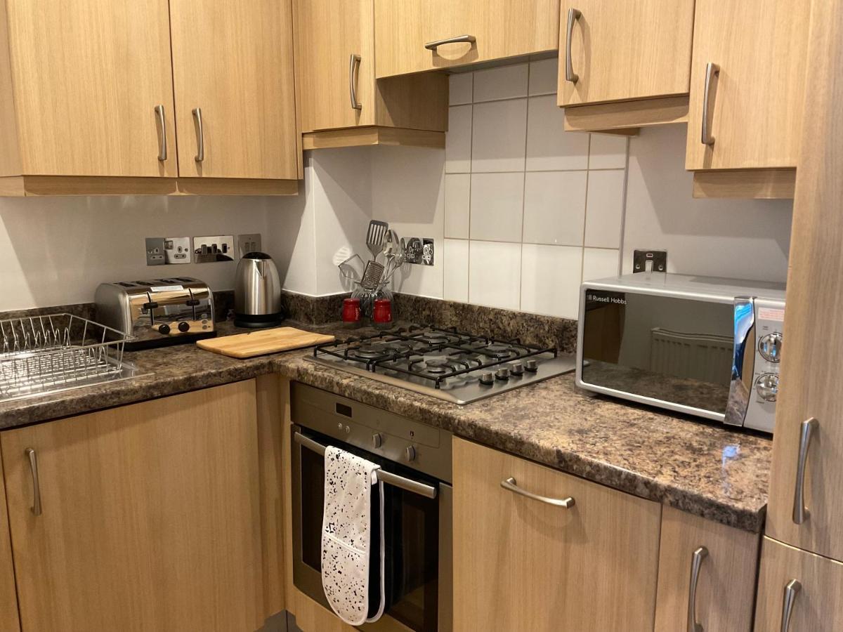 Apartamento Modern 2 Bed Apt In Egham High Street, With Private Parking And Wifi Exterior foto